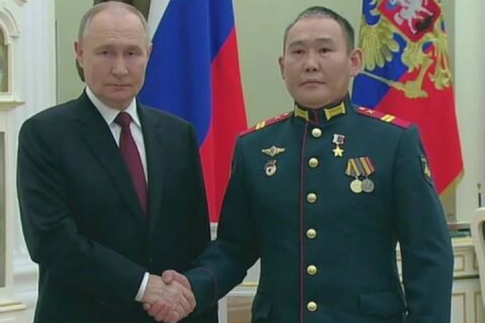 Героя России Андрея Григорьева встретили в аэропорту Якутска. Фото: правительство РС (Я)