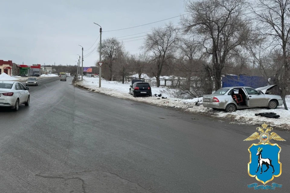 В аварии пострадали оба водителя и 28-летняя пассажирка отечественного автомобиля