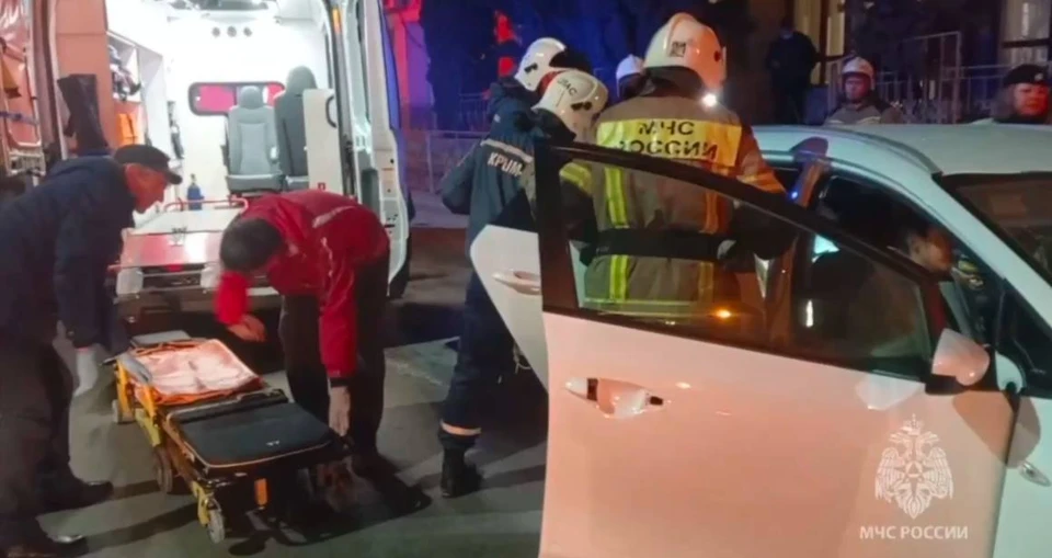 В Судаке легковушка врезалась в столб. Фото: скриншот видео МЧС России/Tg