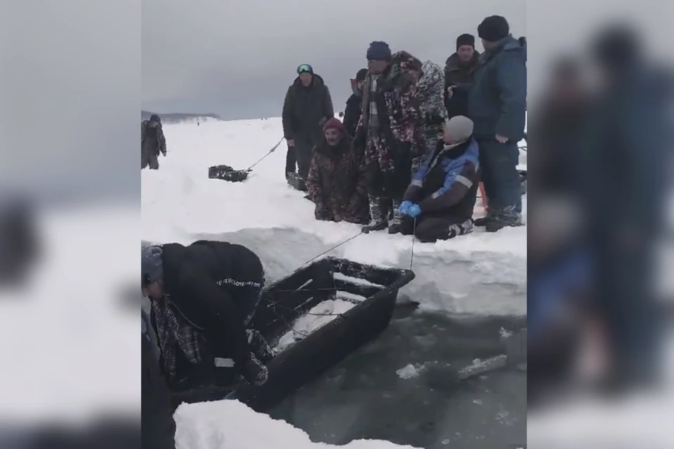 В Охотском море спасают 200 рыбаков, застрявших на дрейфующей льдине