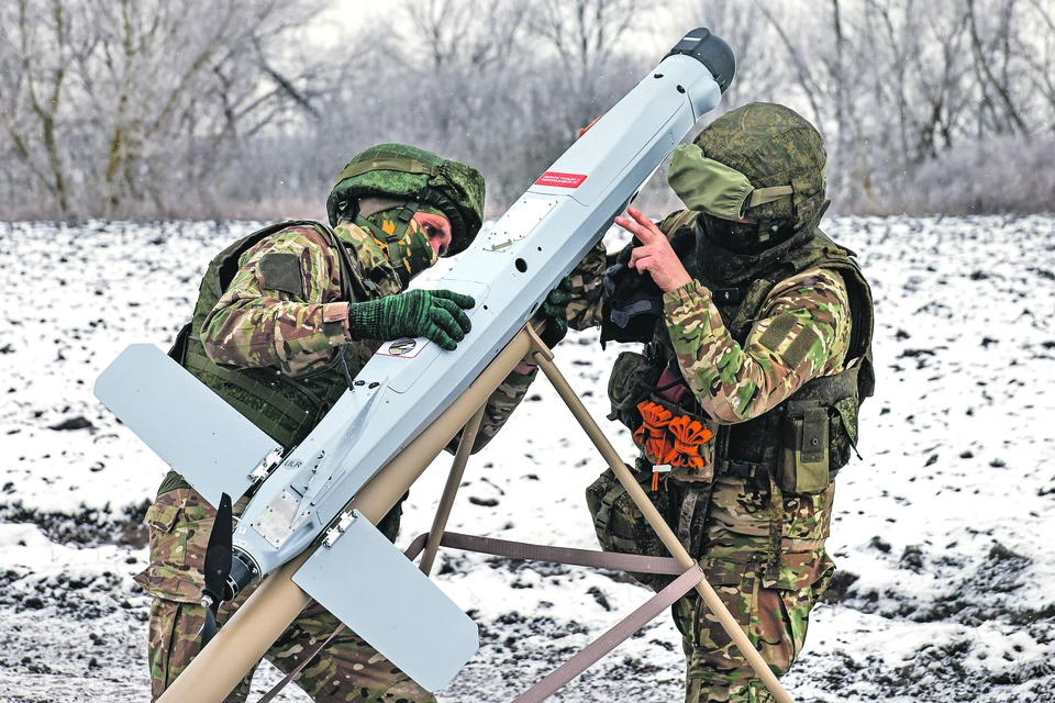 Расчет барражирующего боеприпаса «Ланцет» отправляет «птичку» к цели.