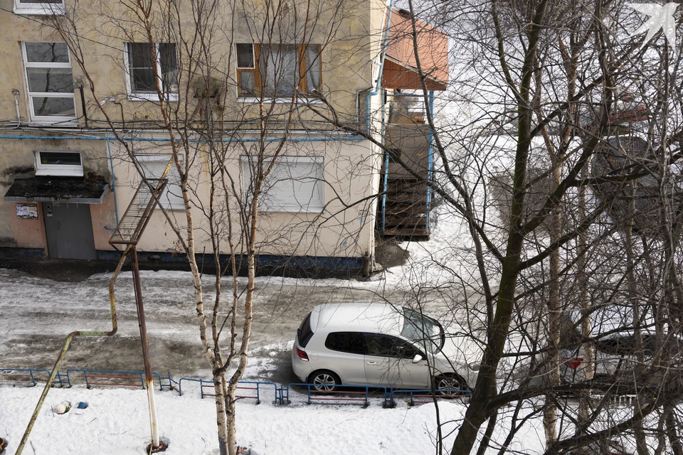 Парковаться вплотную к домам запрещено - между парковкой и домом должно быть не менее 10 метров.