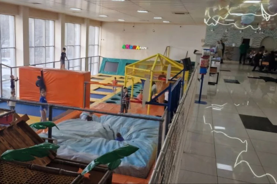 Ребенок перелетел через забор и упал на пол. Фото: СУ СКР по Челябинской области
