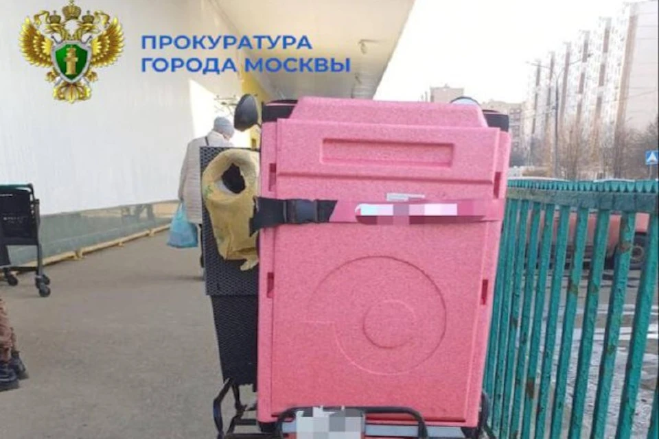 В столице доставщик наехал на ребенка, который шел по тротуару с дедушкой