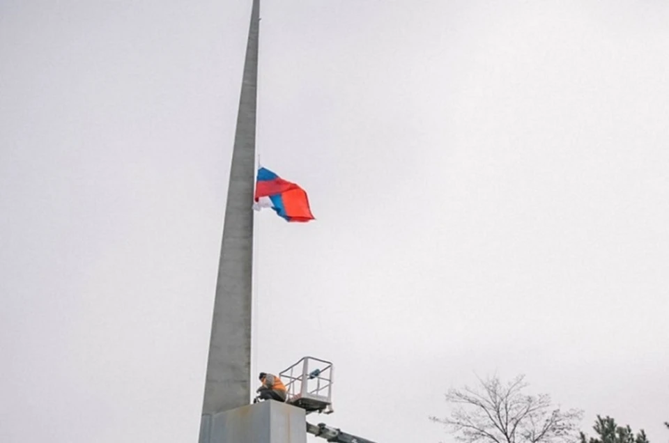 В год Защитника Отечества и к юбилею Великой Победы на шпиле подняли государственный флаг. Фото: Администрация Мариуполя