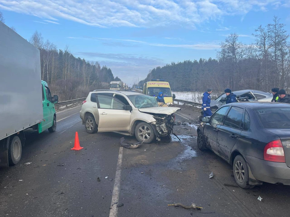 Столкнулись три автомобиля - Toyota RAV4, «Лада Приора» и «Лада Калина».