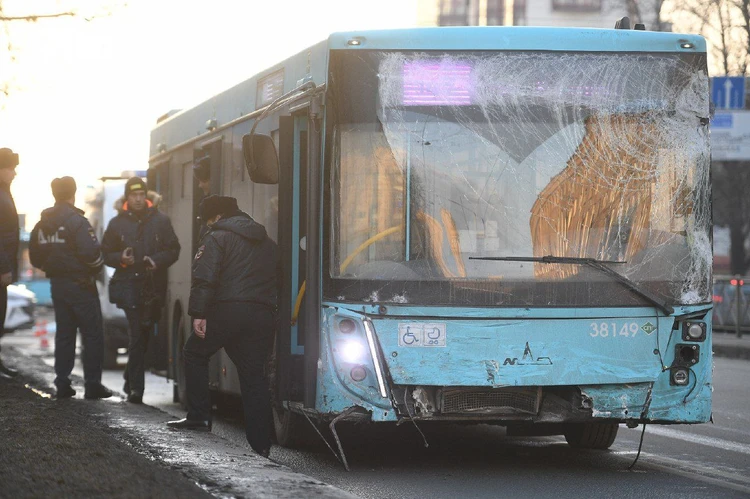 Суд заключил под стражу водителя автобуса, влетевшего в остановку в Петербурге