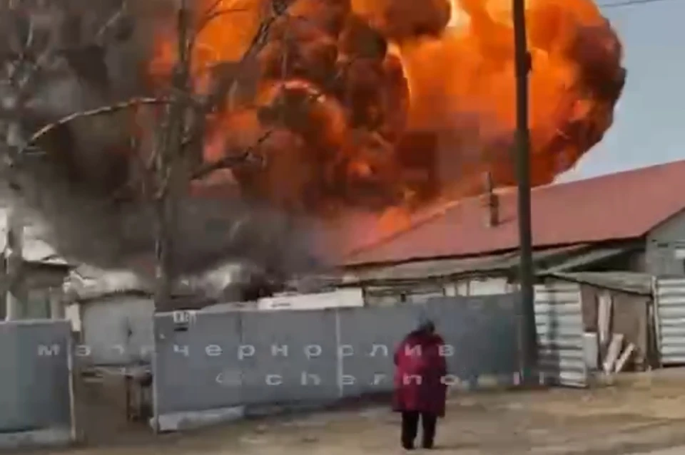 Односельчане предупреждали об опасности хранения горючего на жилом участке.