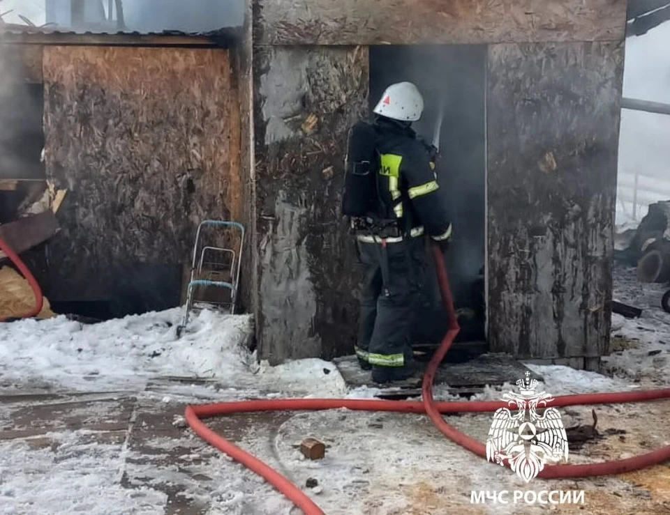 Огонь вспыхнул в одноэтажном каркасном садовом доме.