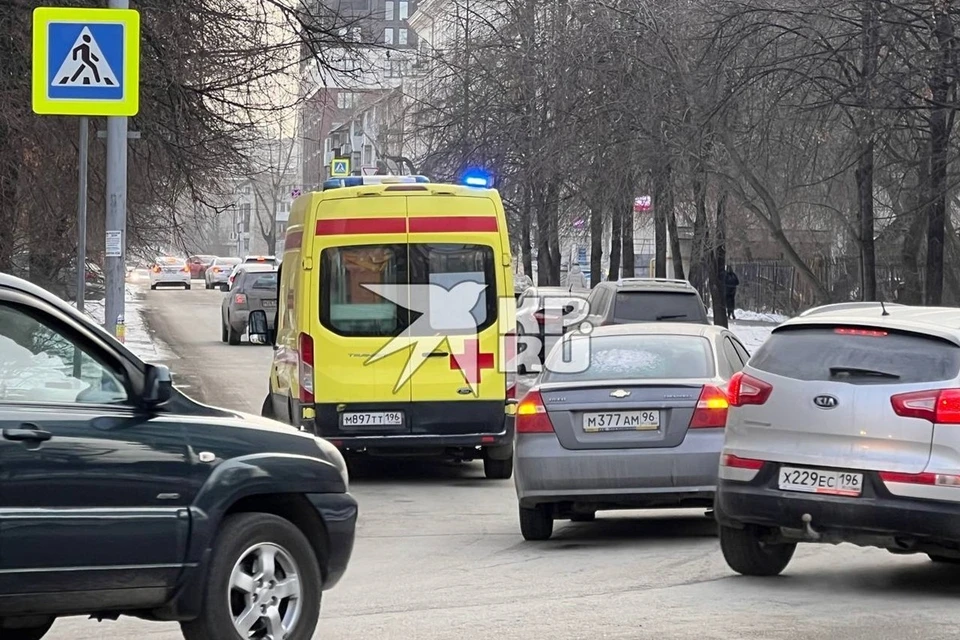 На место происшествия прибыла машина реанимации