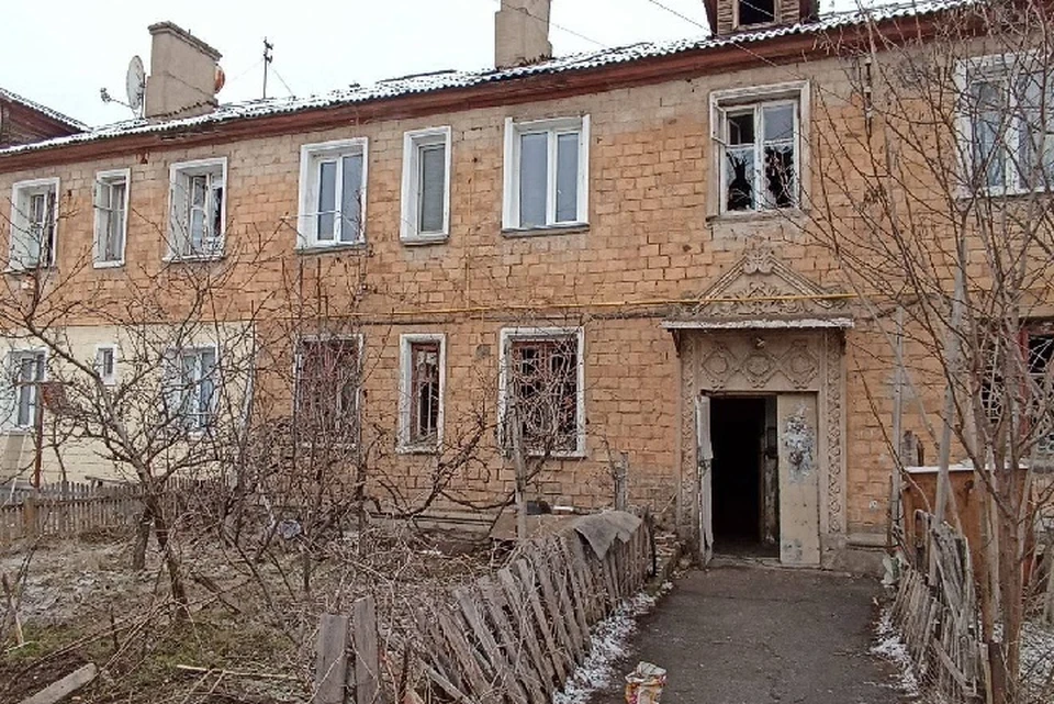 В результате атаки ВСУ выбиты окна, повреждены стены, пороги и кровля домов. ФОТО: тг-канал Виталия Гуры