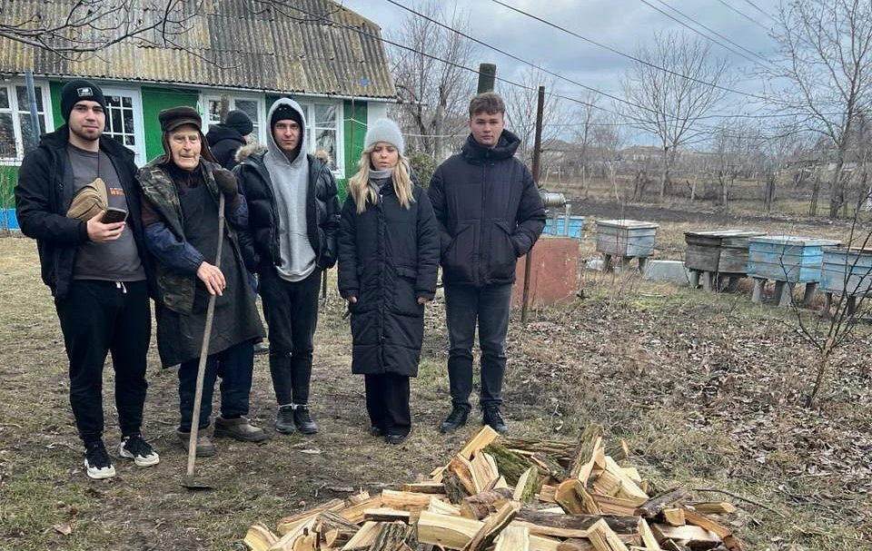Люди просят, в частности, помочь с дровами, поскольку тарифы на коммунальные услуги непомерно выросли.