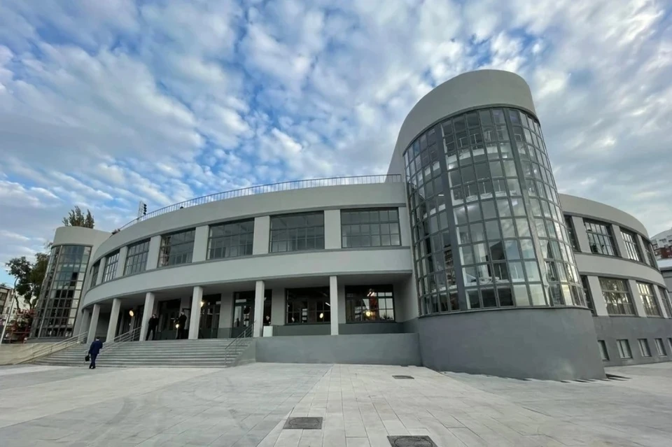 Сейчас в галерее представлена экспозиция, посвященная красному цвету