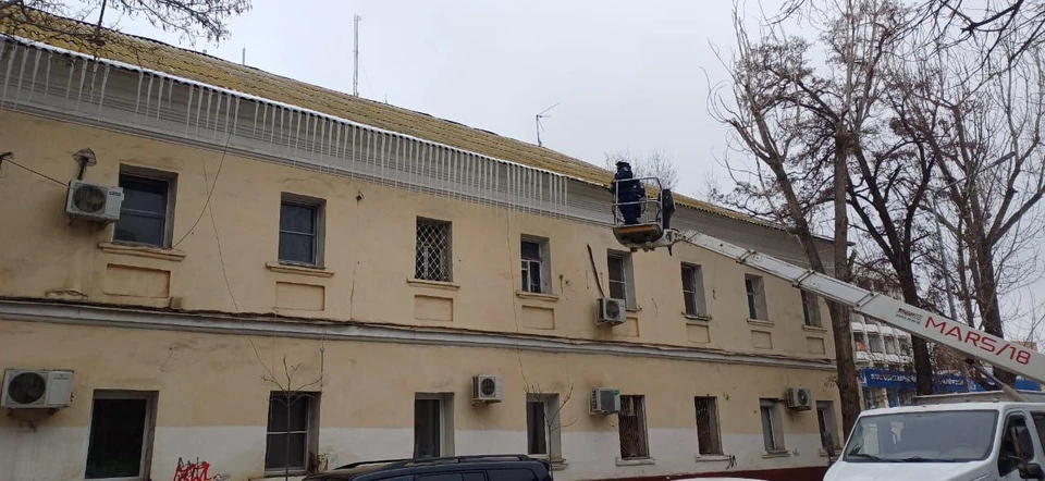 Муниципальные власти убирают сосульки с домов, в которых не выбрана форма управления