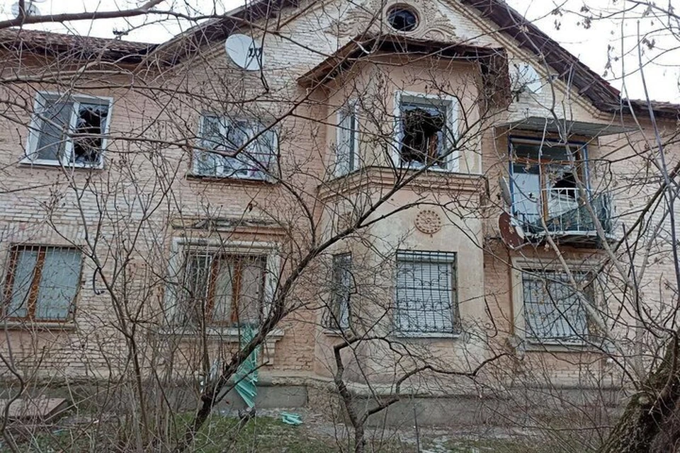Обстрел оставил десятки квартир в Новой Каховке без окон. Фото: тг-канал Виталия Гуры