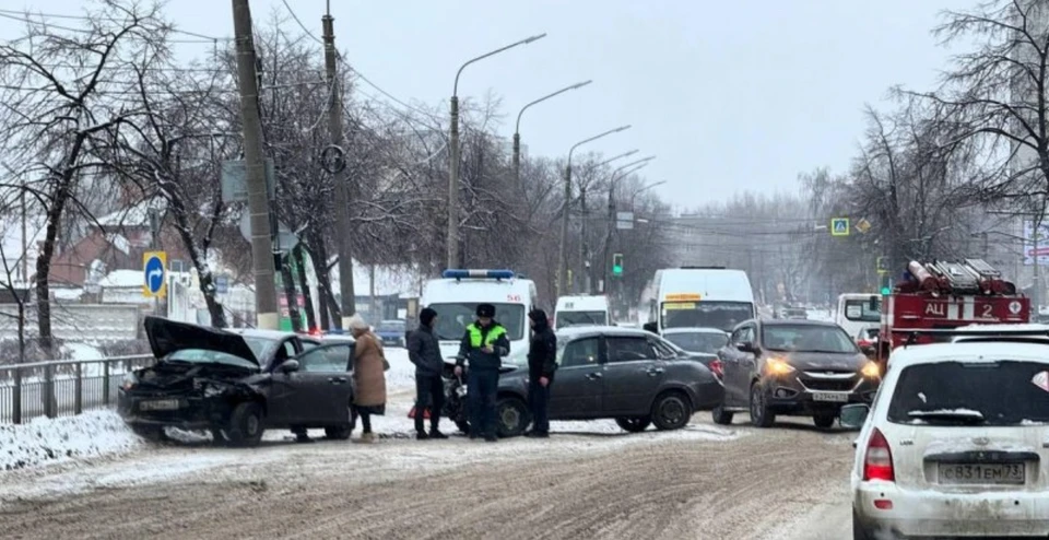 Все утро для машин был затруднен проезд. Фото: ГАИ