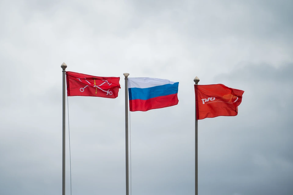 В траурные дни в Петербурге будут спускать государственные флаги и завязывать на флагштоках черные ленты.