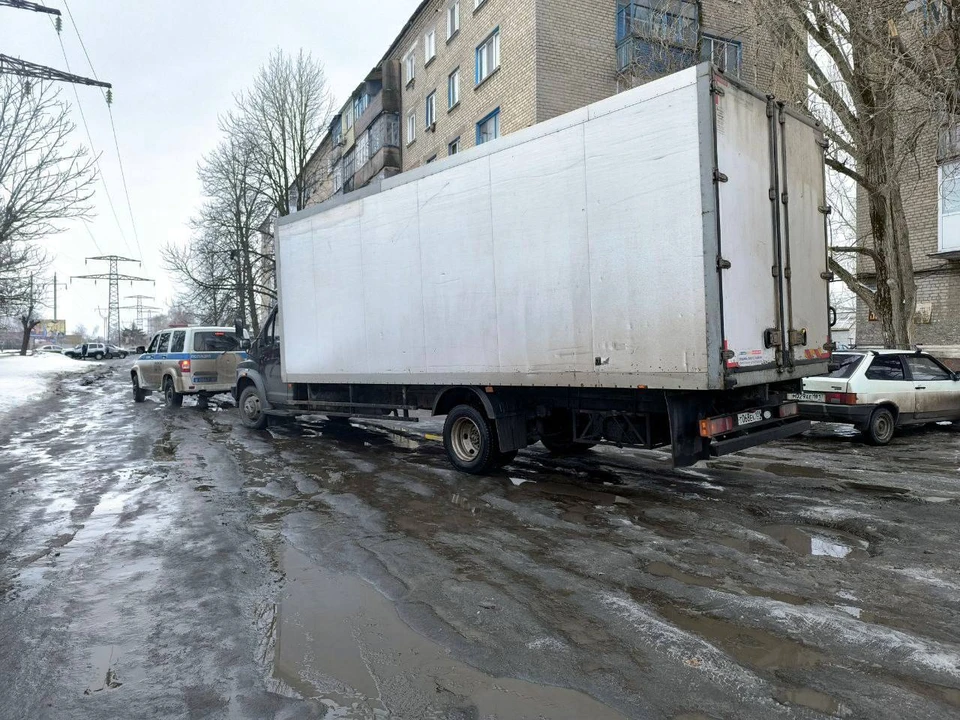 Большегруз застрял посреди города. ФОТО: УГИБДД МВД по Луганской Народной Республике