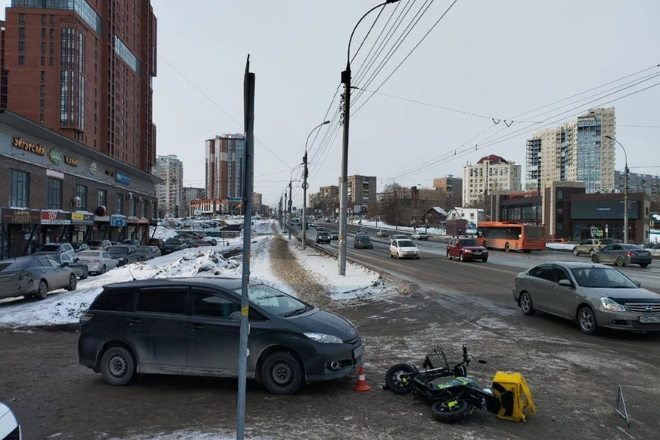 Водитель Toyota выезжала со двора и совершила наезд на мужчину на электровелосипеде. Фото: ГАИ Новосибирска