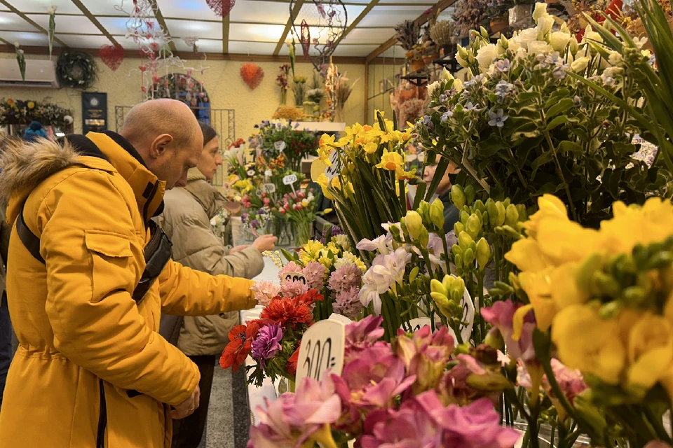 Посмотрели, сколько стоят цветы перед 8 Марта в Петербурге.