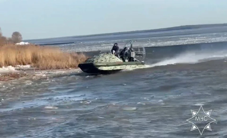 18 рыбаков с порванного тонкого льда Вилейского водохранилища спас ОСВОД. Фото: кадр видео МЧС.