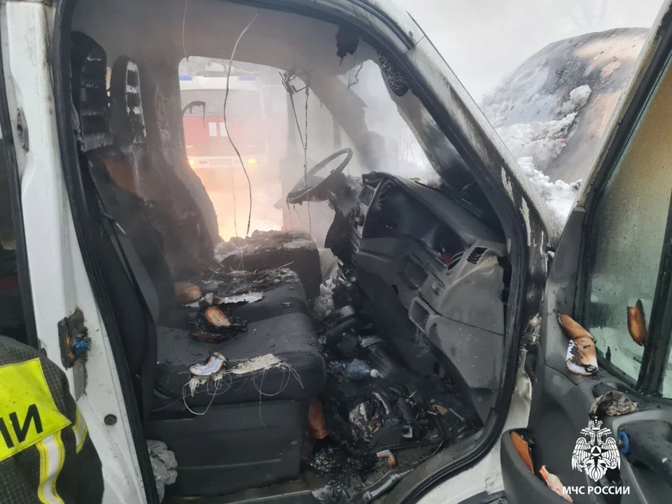 В Ульяновске утром 7 марта во дворе дома на Пожарского сгорела маршрутка | ФОТО: ГУ МЧС России по Ульяновской области