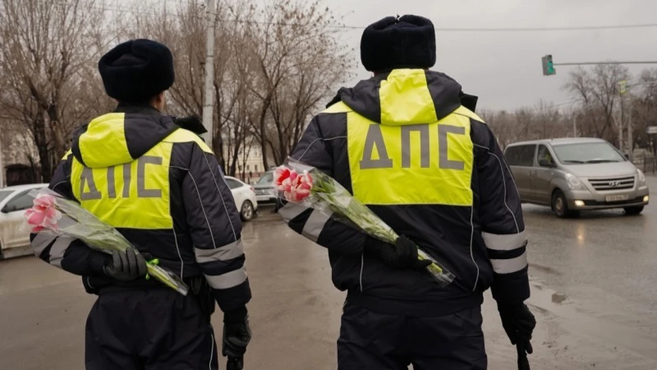 «Цветочные патрули» в составе инспекторов дорожно-патрульной службы работали на дорогах Астрахани ФОТО: УМВД России по АО