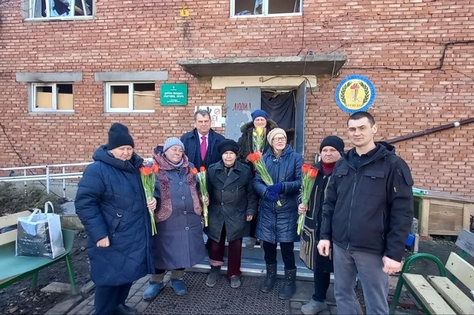 Местным жительницам пожелали всех благ и скорейшего наступления мира. Фото: https://t.me/volnovaha_sovet_DNR