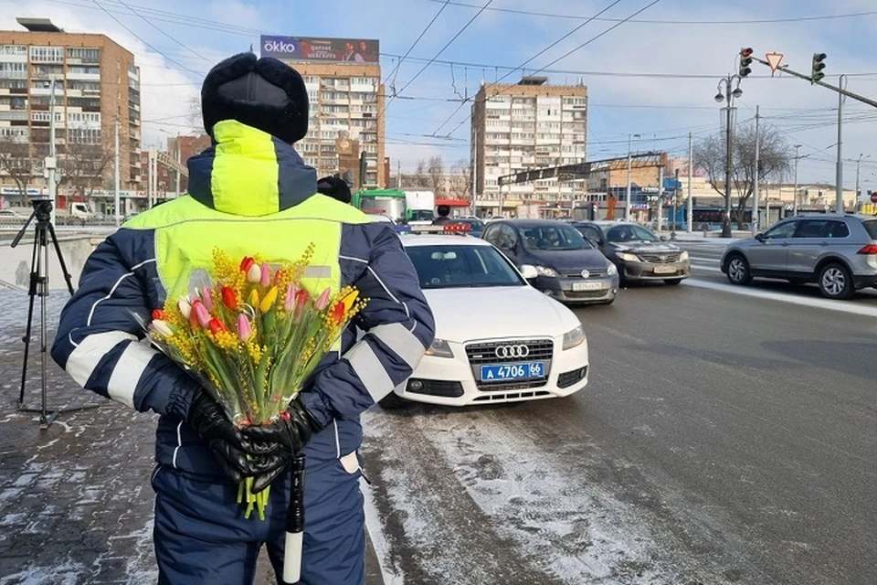Женщин-водителей ждал сюрприз. Фото: Госавтоинспекция Свердловской области