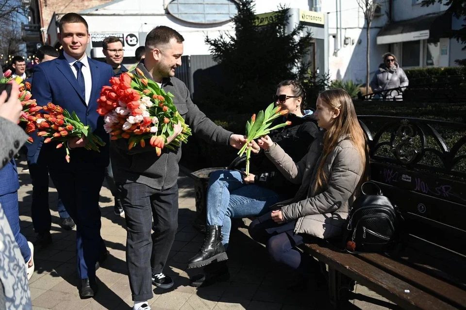 Жительницам Краснодара вручили семь тысяч тюльпанов накануне 8 Марта Фото: пресс-служба администрации Краснодара