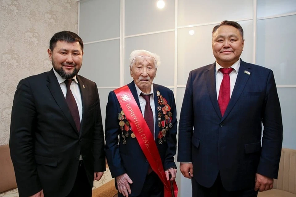 Ветеранам вручили звания почетных граждан в Якутске. Фото: Якутская гордума