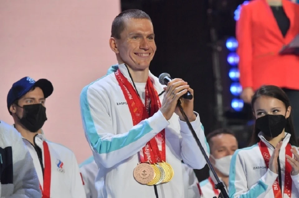 Это уже третья золотая медаль лыжника на этом Чемпионате.