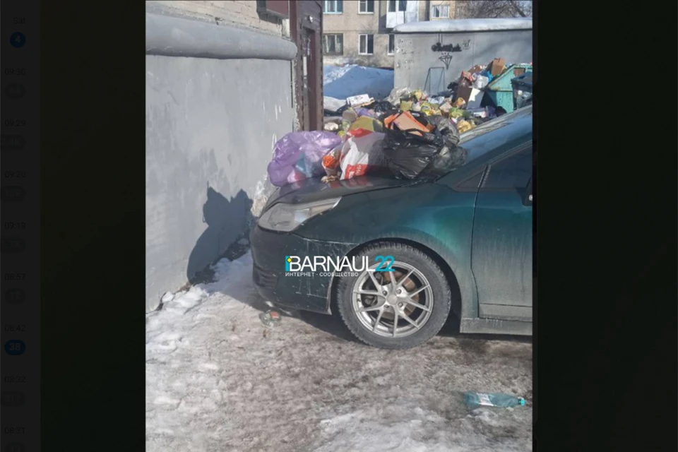 Мусор на капоте. Скриншот сообщества https://t.me/barnaul22official