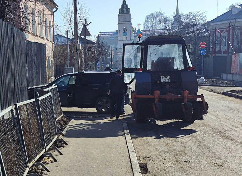 Странное ДТП в центре Тулы: дорогая иномарка протаранила трактор. Фото: "Подслушано у водителей в Туле".