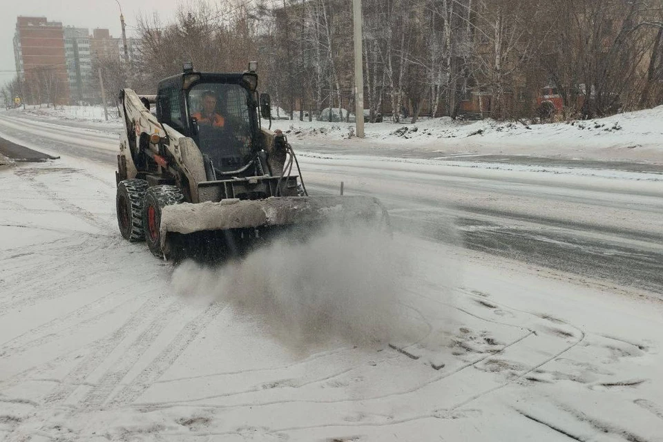 В Иркутске убирают последствия ночного снегопада.