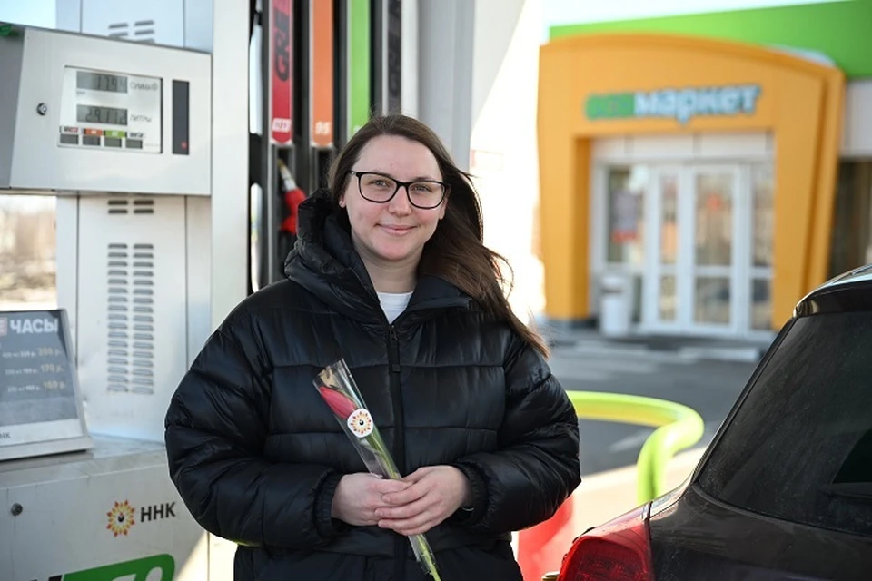 Тюльпаны в подарок для автолюбительниц. ФОТО: предоставлено АО «ННК-Хабаровскнефтепродукт»