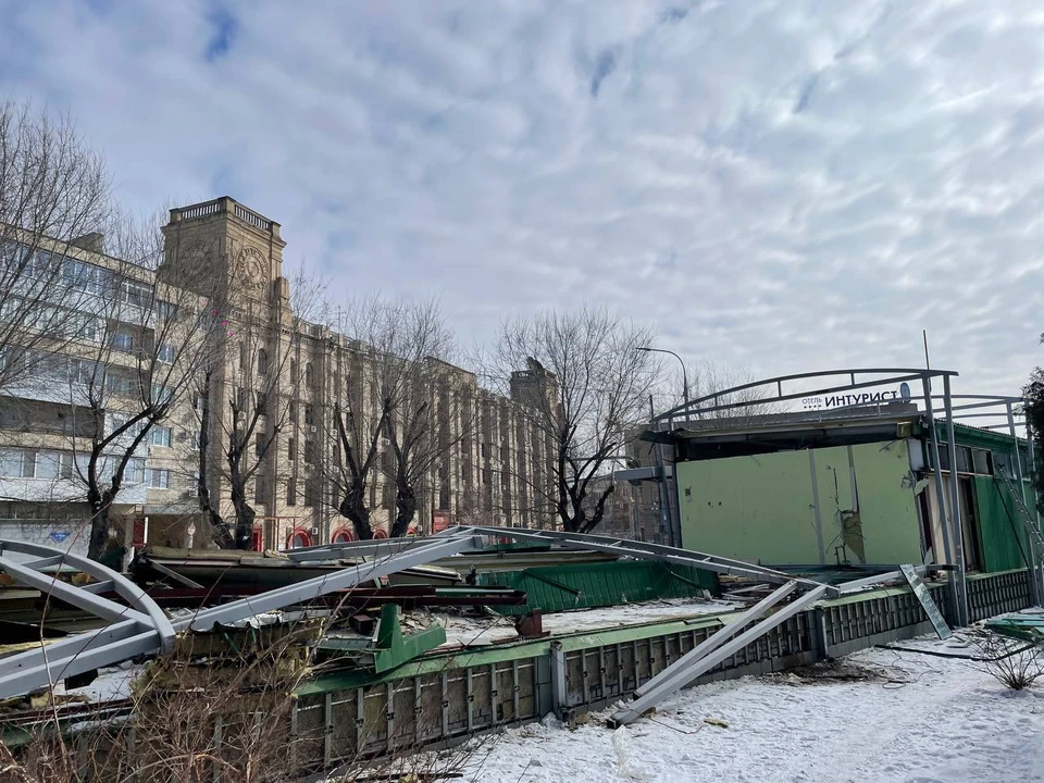 Бывший МАН сносят уже три недели.