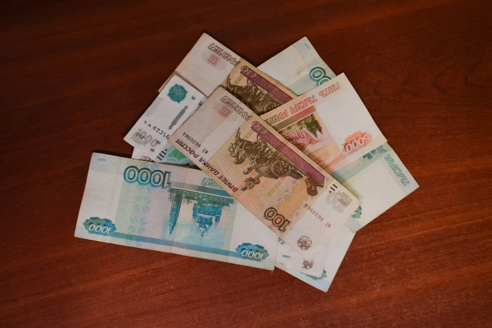Женщина должна выплатить деньги.