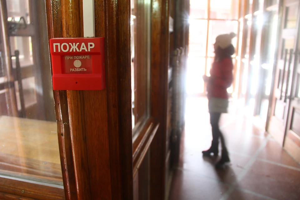 В здании общежития нет пожарной сигнализации, грубо нарушена изоляция электропроводки.