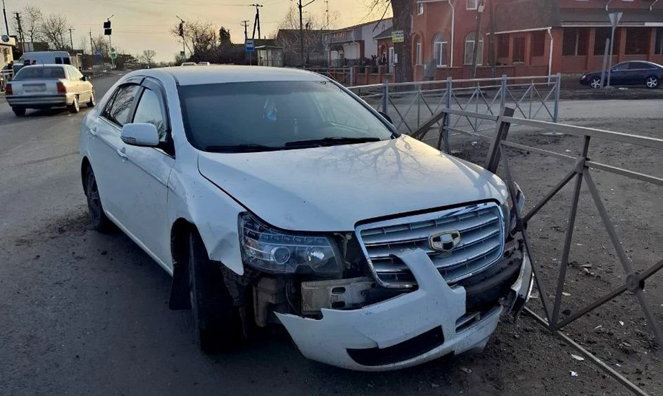 Автомобиль сбил ребенка и снес ограждения