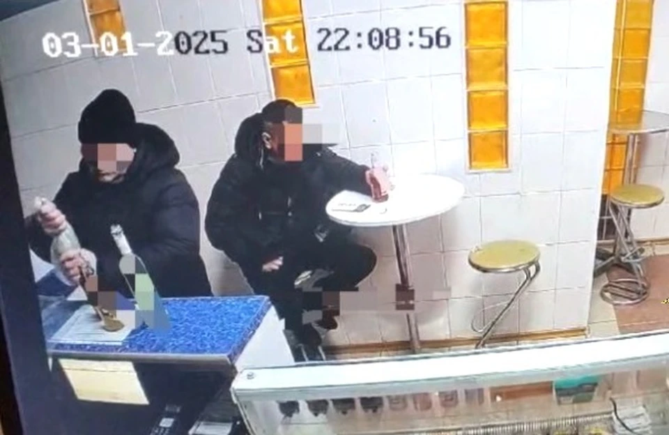 Водителя такси не смутил юный возраст обратившегося к нему подростка, и он купил ему спиртное. Фото: принтскрин видео УМВД России по Чукотскому АО.