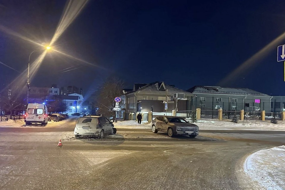 Мальчик пострадал в столкновении двух иномарок двух иномарок в Новосибирске. Фото: ГАИ Новосибирска.