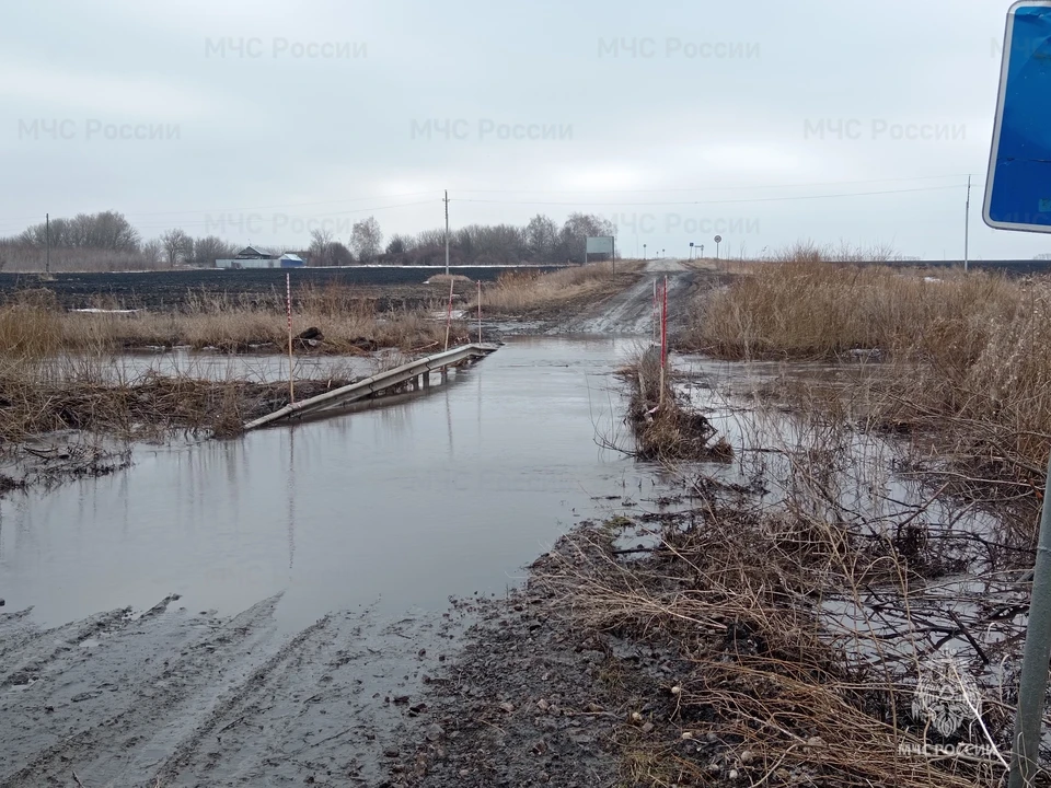 В Ульяновске подтопило мост через реку Бугурну в Цильнинском районе. ФОТО: МЧС УО