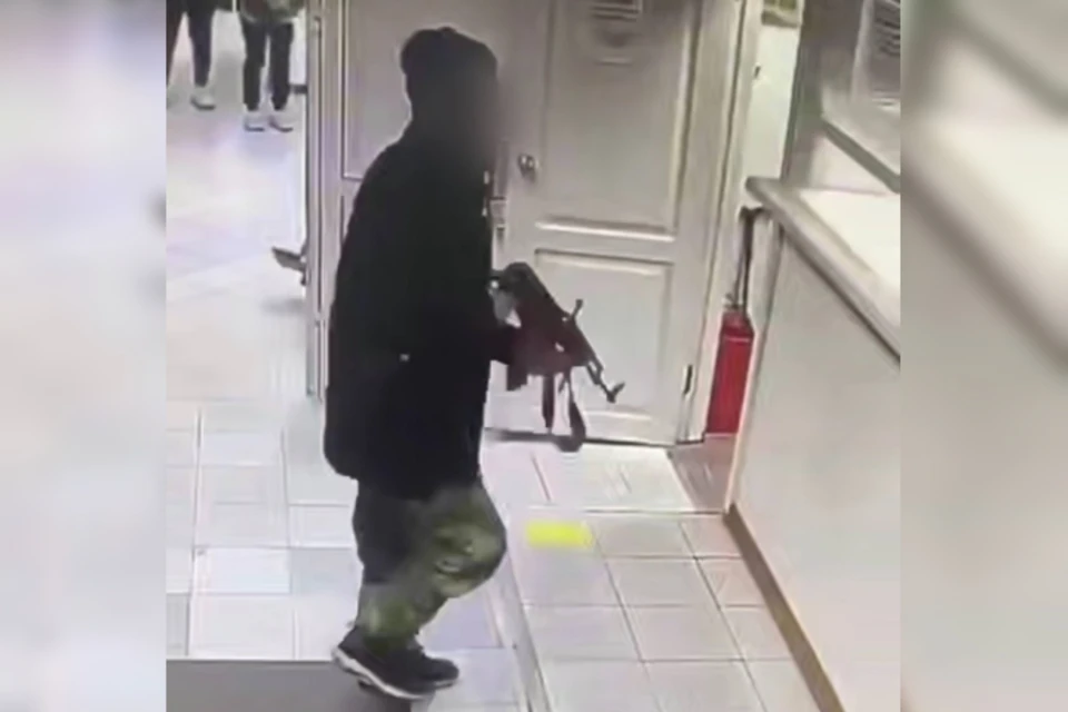 Мужчина пришел в больницу с оружием в руках в Шелехове. Фото: камеры видеонаблюдения.