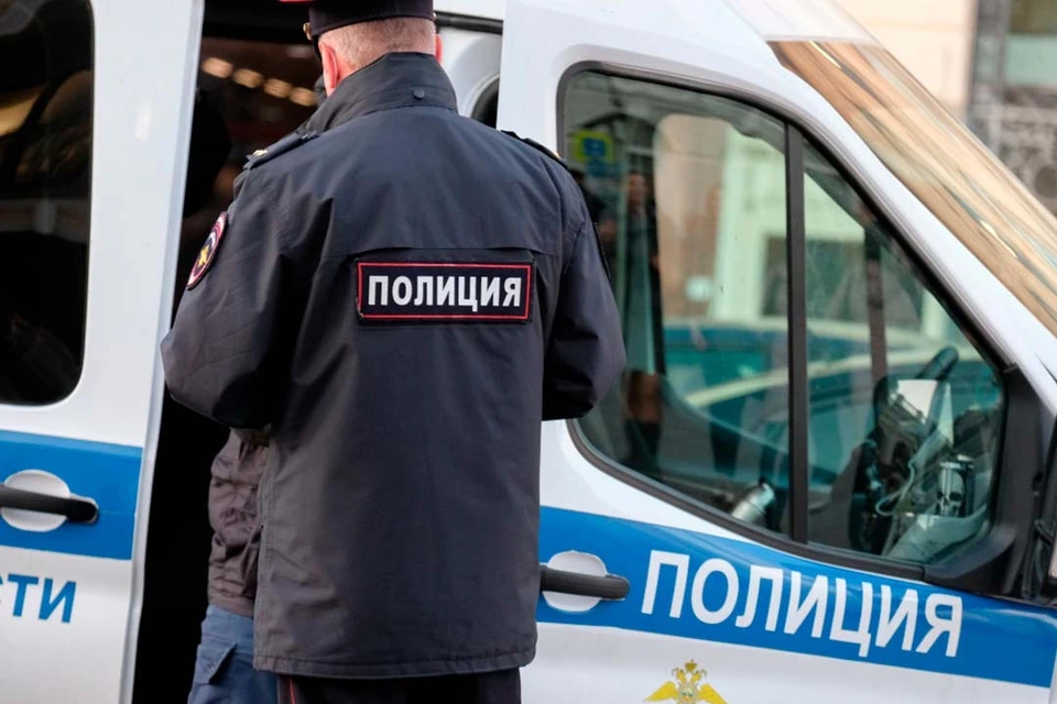 Полиция разыскивает подозреваемую.