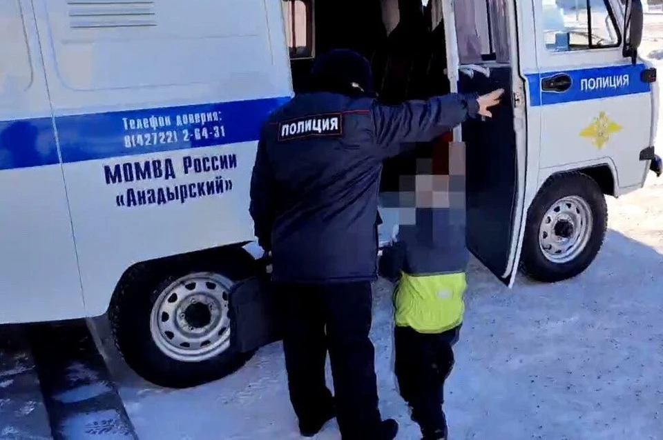 Полицейские доставили найденного ребенка родителям. Фото: пресс-служба УМВД России по Чукотскому АО.