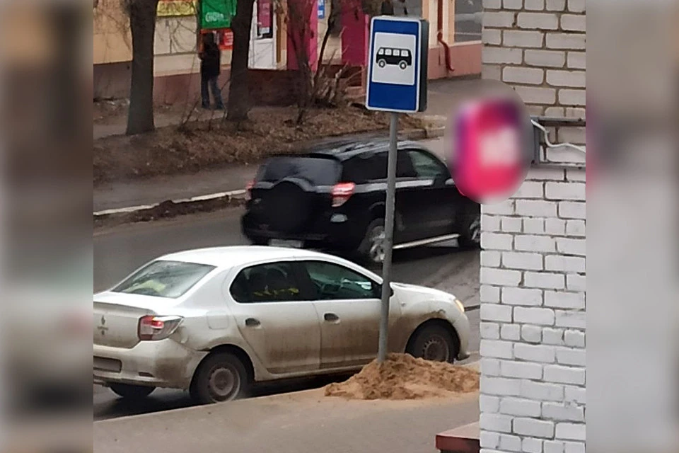 Одна из кучек песка га улице Склизкова. Фото прислала местная жительница.