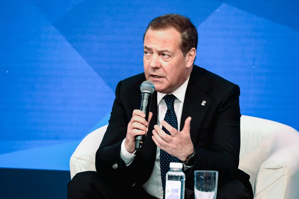 Медведев: Власти РФ способны до блеска отточить институт иностранных агентов