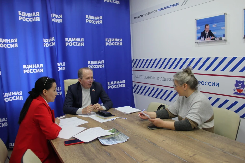 Старшая дома №115 корпус 1 по улице Н.Островского попросила Игоря Седова помочь обустроить детскую площадку