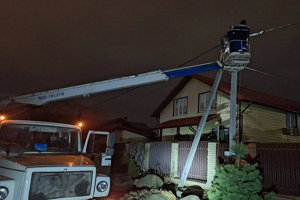 Энергетики восстанавливают электроснабжение. Фото: АО «Тверьгорэлектро».
